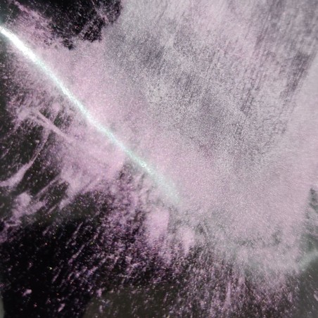 Bílý pigment s fialovým odstínem