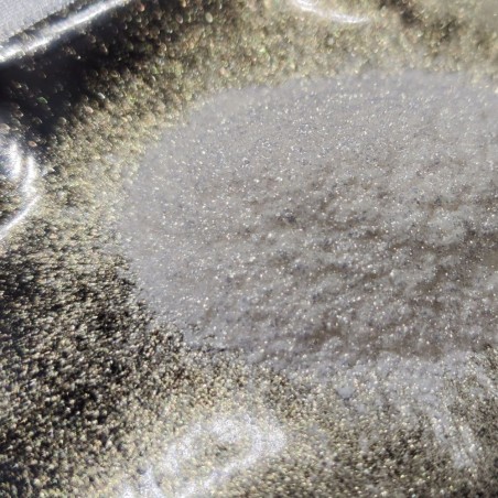 Bílý pigment se zlatým odstínem